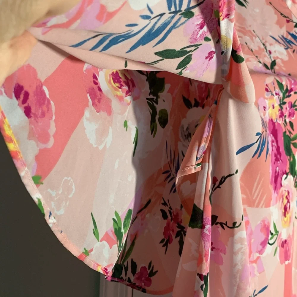 INVESTMENTS Short Flowy Sleeve V-Neck Blouse.  Size: Large